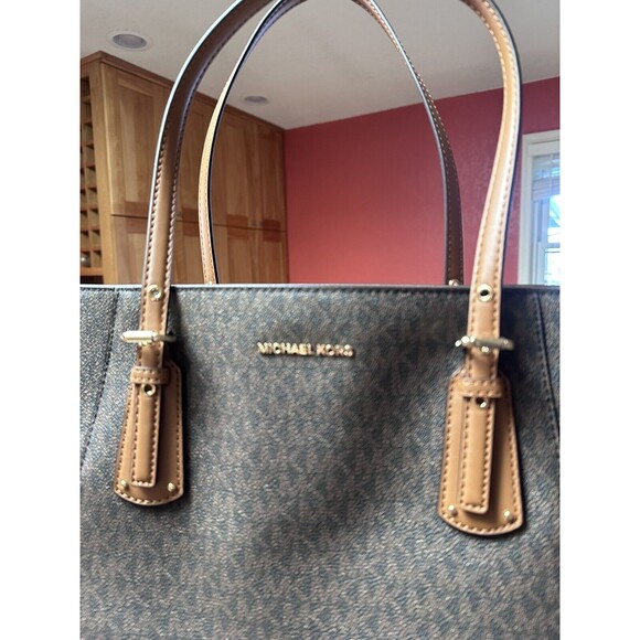 MICHAEL KORS VOYAGER EAST WEST LOGO SIGNATURE TOTE BAG Brown - Picture 8 of 9